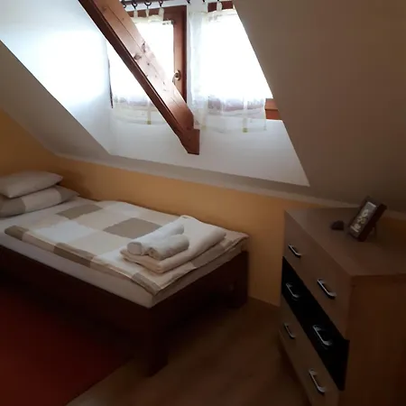 Holiday home Kikapcsol-lak Pecsely